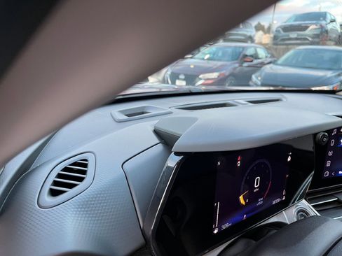 Used 2025 Chevrolet Trax LT image 34