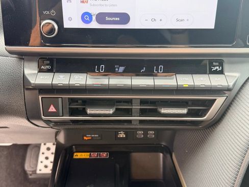 Used 2025 Toyota Camry SE FWD image 18
