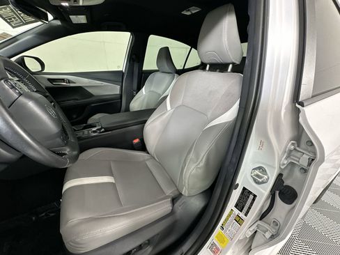 Used 2025 Toyota Camry SE w/ Convenience Package FWD image 11