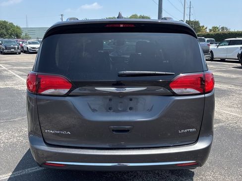Used 2019 Chrysler Pacifica Limited w/ Tire & Wheel Group FWD image 7