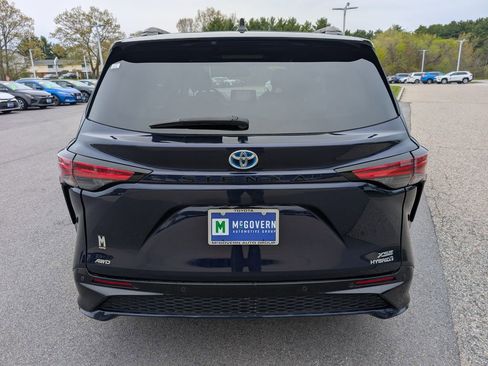 Used 2023 Toyota Sienna XSE w/ XSE Plus Package AWD/4WD image 4