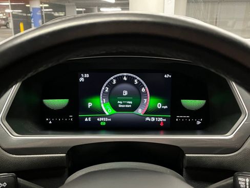 Used 2022 Volkswagen Tiguan SE R-Line image 22