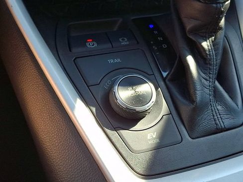 Certified 2021 Toyota RAV4 LE AWD/4WD image 22