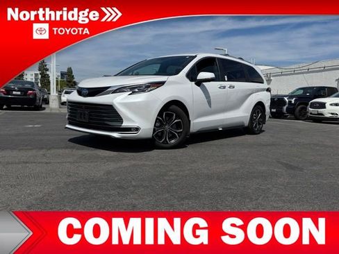 Certified 2025 Toyota Sienna Platinum image 2