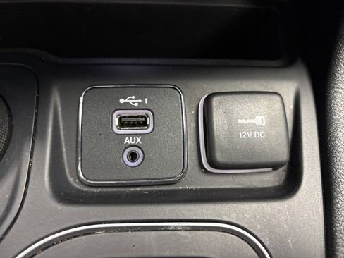 Used 2019 Jeep Cherokee Latitude Plus w/ Travel & Safety Group image 30