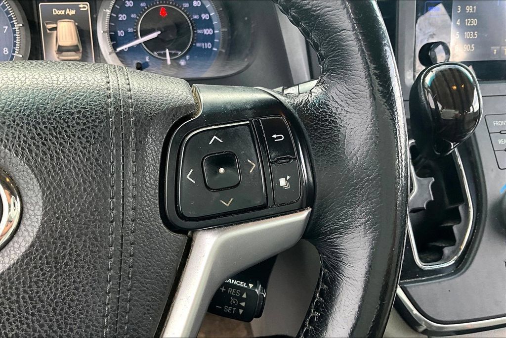 Used 2015 Toyota Sienna XLE FWD image 12