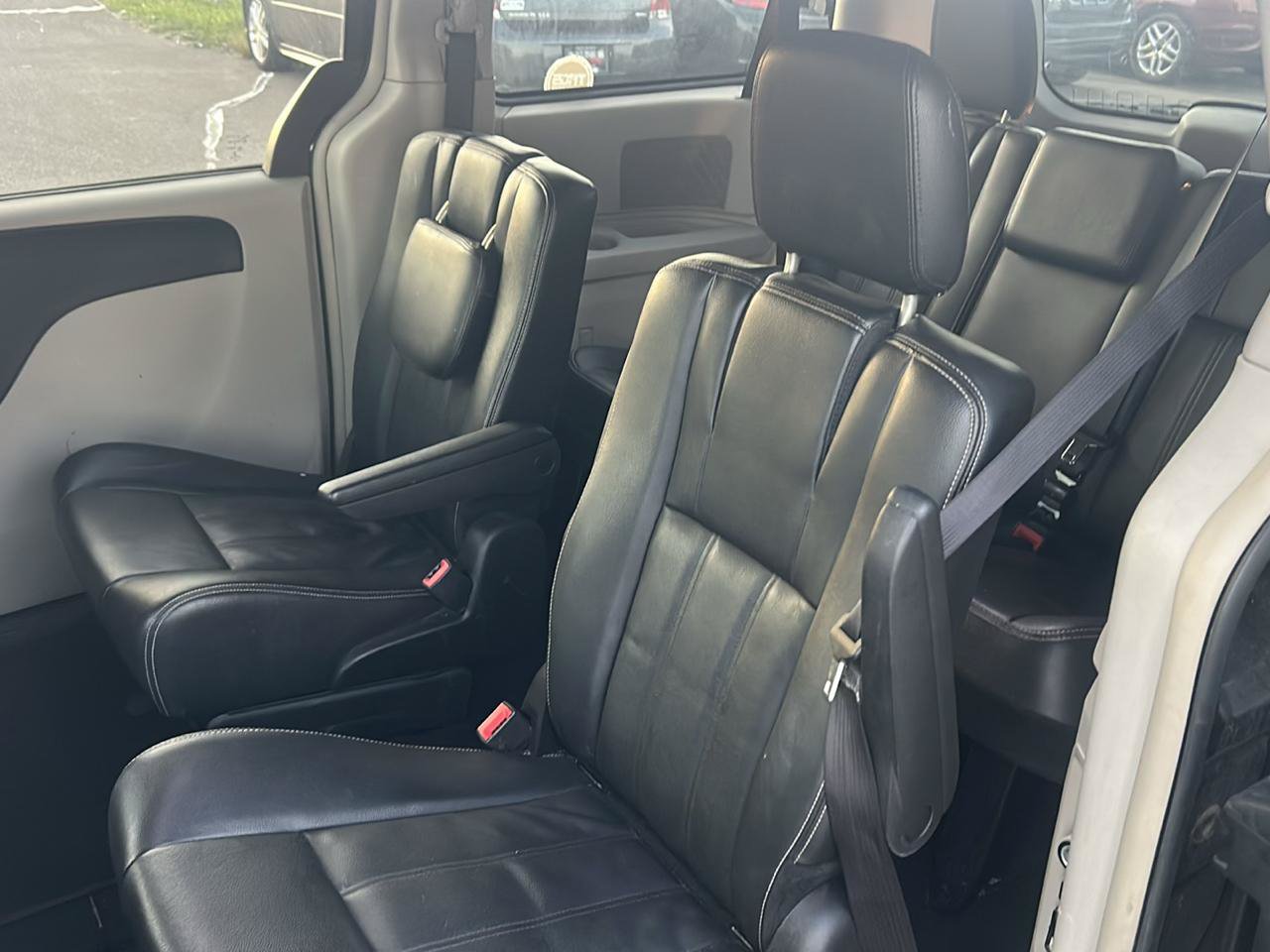 Used 2013 Chrysler Town & Country Touring FWD image 11
