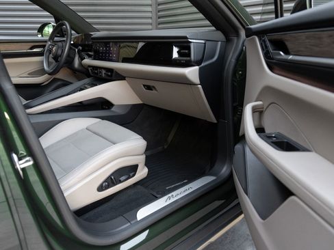 Certified 2025 Porsche Macan Electric RWD image 34