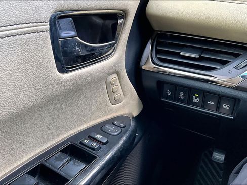 Used 2018 Toyota Avalon Limited FWD image 34