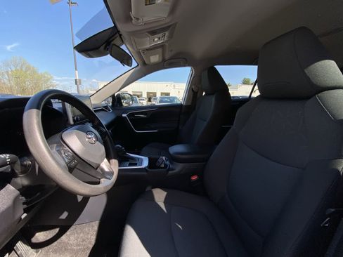Used 2025 Toyota RAV4 XLE AWD/4WD image 19