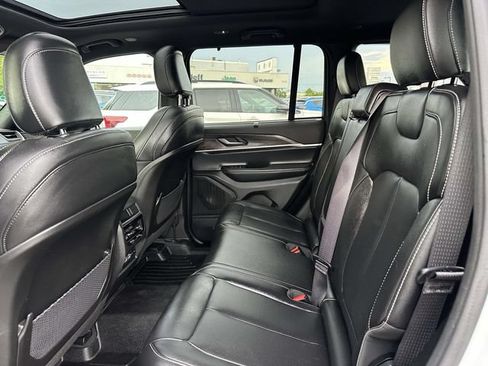 Used 2025 Jeep Grand Cherokee Limited w/ Luxury Tech Group II AWD/4WD image 7