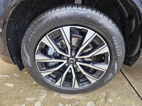 Certified 2025 Volvo XC60 B5 Plus AWD/4WD image 9