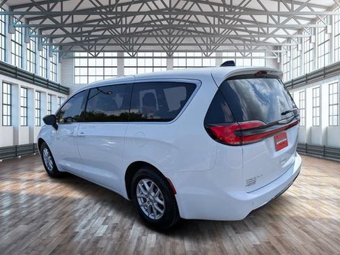 Used 2024 Chrysler Pacifica Touring-L FWD image 6