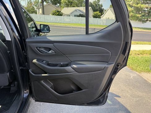 Used 2018 Chevrolet Traverse LT FWD image 9