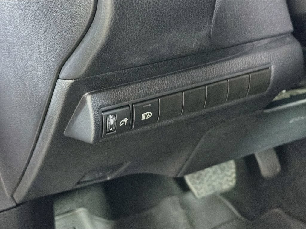 Used 2025 Toyota Corolla LE FWD image 11