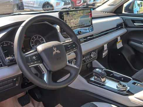 New 2025 Mitsubishi Outlander AWD image 28