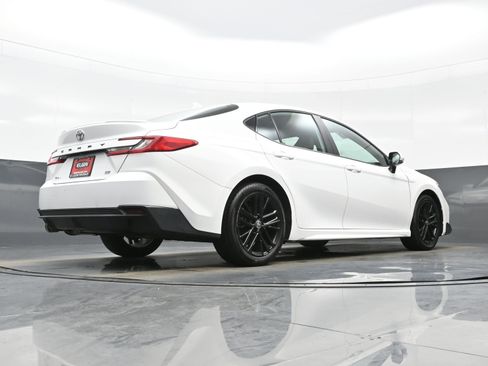 Used 2025 Toyota Camry SE image 31