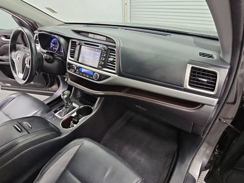 Used 2016 Toyota Highlander XLE FWD image 39