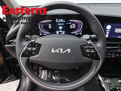 Used 2023 Kia Niro EX Touring FWD image 10