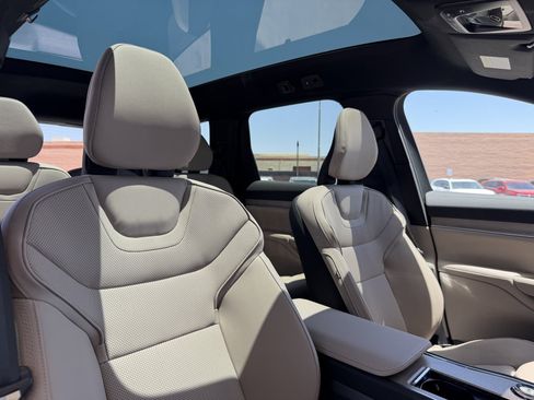 Used 2025 Volvo EX90 Plus AWD/4WD image 39
