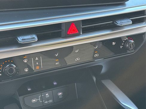 Used 2025 Kia Sorento LX image 27