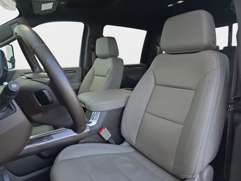 Used 2025 Chevrolet Silverado 2500 LTZ w/ LTZ Convenience Package image 18