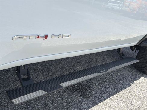 Used 2022 GMC Sierra 2500 AT4 w/ AT4 Premium Plus Package AWD/4WD image 11