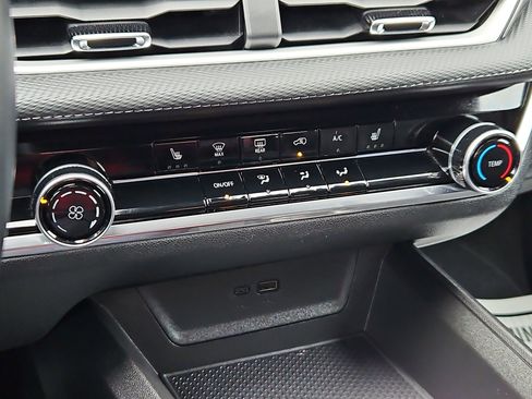 Used 2025 Chevrolet Equinox LT image 21