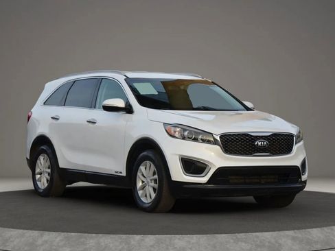 Used 2018 Kia Sorento LX image 3