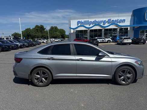 Used 2023 Volkswagen Jetta SE FWD image 4
