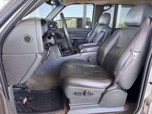 Used 2004 Chevrolet Silverado 2500 LT AWD/4WD image 3