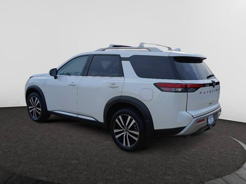 Used 2025 Nissan Pathfinder Platinum FWD image 5