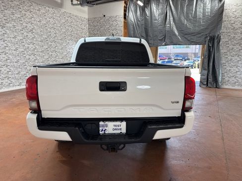 Used 2018 Toyota Tacoma TRD Sport image 6