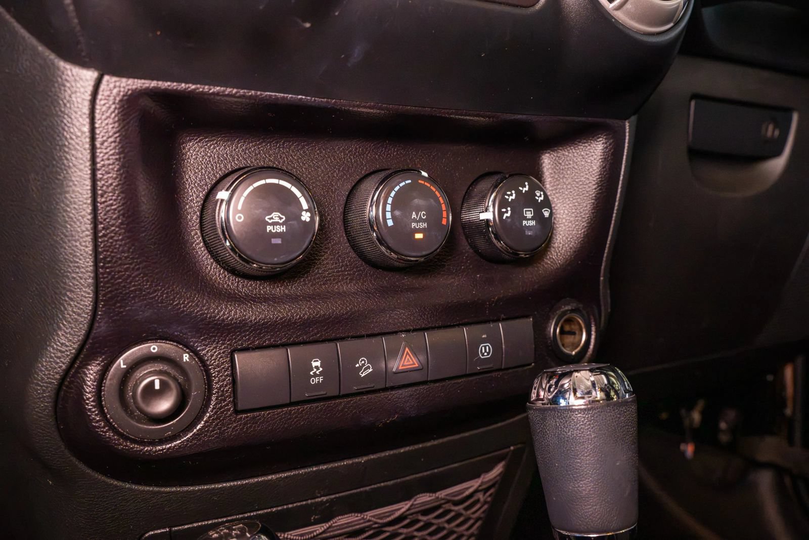 Used 2018 Jeep Wrangler Unlimited Sahara w/ Connectivity Group AWD/4WD image 34