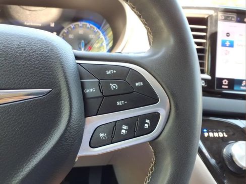 Used 2023 Chrysler Pacifica Touring-L FWD image 14