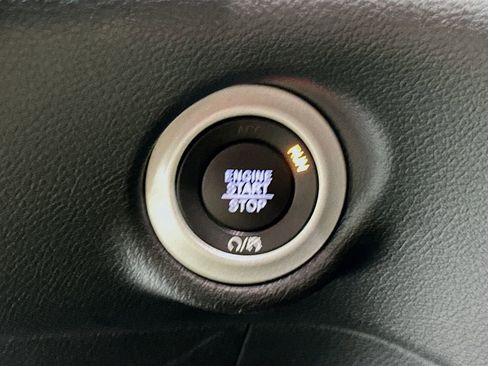 Certified 2025 Chrysler Pacifica Select image 22