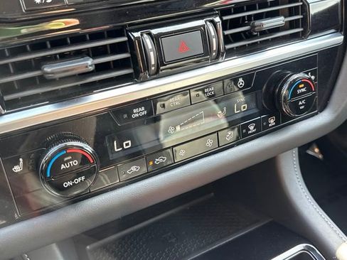 Used 2024 Nissan Pathfinder SL AWD/4WD image 36