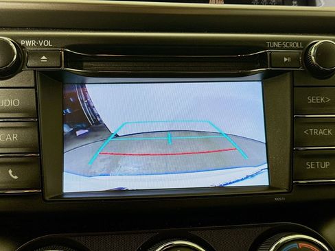 Used 2018 Toyota RAV4 LE FWD image 13