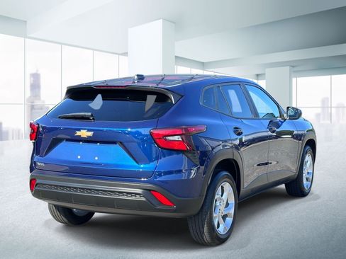 Used 2024 Chevrolet Trax LS w/ LS Convenience Package FWD image 4