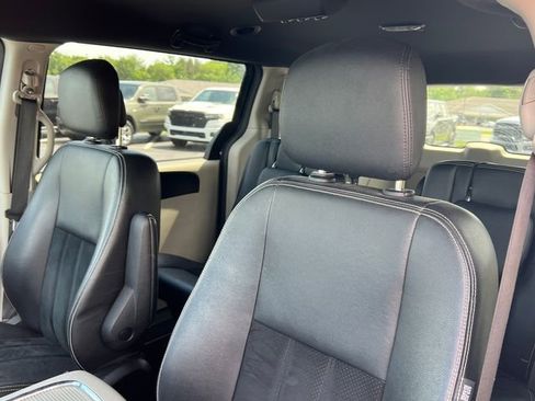 Used 2018 Dodge Grand Caravan SXT FWD image 3