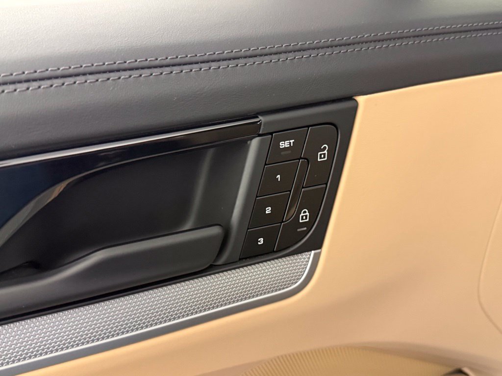 Certified 2024 Porsche Cayenne AWD/4WD image 24
