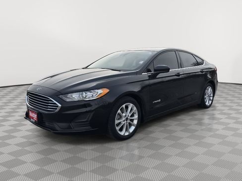 Used 2019 Ford Fusion SE image 2