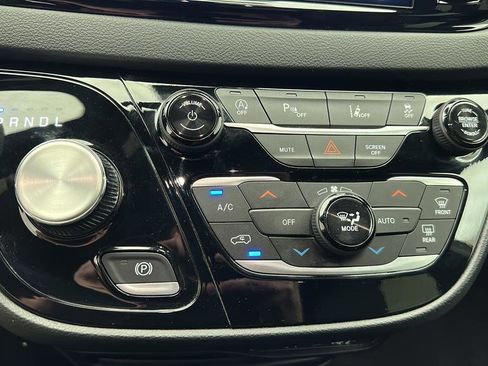 Used 2025 Chrysler Pacifica Select FWD image 20