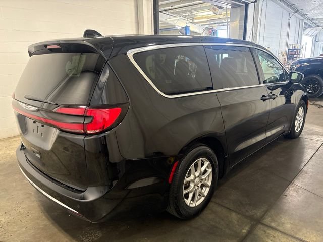 Used 2025 Chrysler Pacifica Select FWD image 4