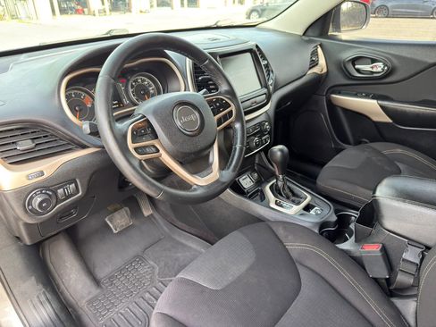 Used 2017 Jeep Cherokee Latitude FWD image 17