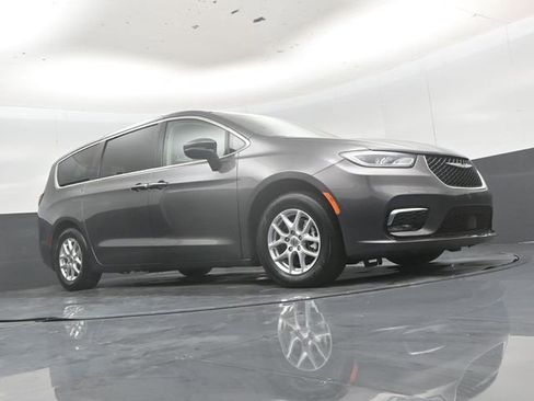 Used 2023 Chrysler Pacifica Touring-L FWD image 41
