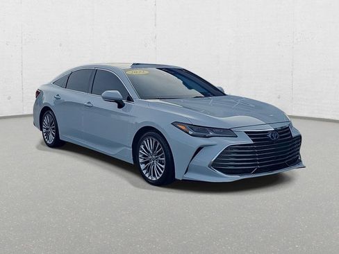 Used 2022 Toyota Avalon Limited image 3