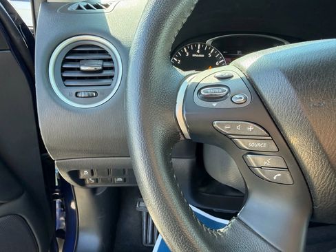 Used 2020 Nissan Pathfinder SV image 27