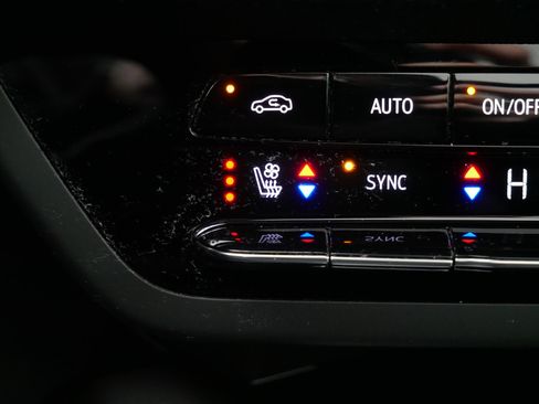 Used 2023 Buick Envision Avenir AWD/4WD image 21