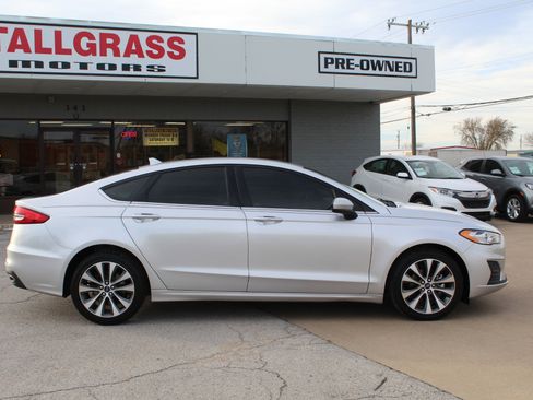 Used 2019 Ford Fusion SE image 3